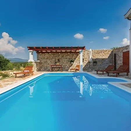 Holiday home Ivy Mit Perfekter Privatsphaere, Pool, Sauna Opanci