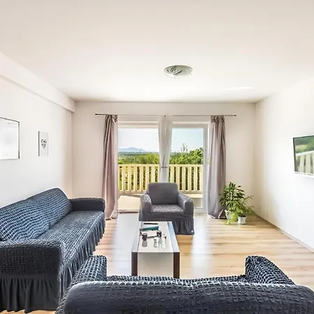 Holiday home Ivy Mit Perfekter Privatsphaere, Pool, Sauna Opanci