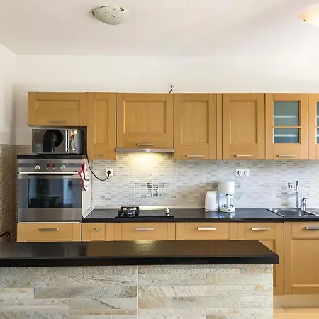 Holiday home Ivy Mit Perfekter Privatsphaere, Pool, Sauna Opanci