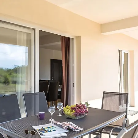 Ivy Mit Perfekter Privatsphaere, Pool, Sauna Holiday home