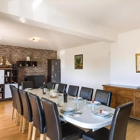 Holiday home Ivy Mit Perfekter Privatsphaere, Pool, Sauna Opanci