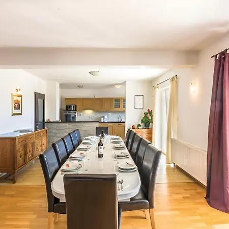 Ivy Mit Perfekter Privatsphaere, Pool, Sauna Nyaraló